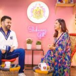 Shehnaaz Kaur Gill Instagram - Shot a very exciting episode with India’s favourite @kapilsharma! What a vibe and energy! Thank you for gracing my show… dil Se thank you! ♥️ #zwigatoon17thmarch Saree: @issadesignerstudio @dipublicrelations Earrings: @vasundharajewelry @ascend.rohank Rings: @ishhaara @ascend.rohank Heels: @eridani.in Stylist: @junni.khyriem Mua: @unaid_ansari Hair: @iamhematolani Mua assistant: @shamona_makeupandhair Saree draper: @ta.nu1002 Location: @merakiistudioz