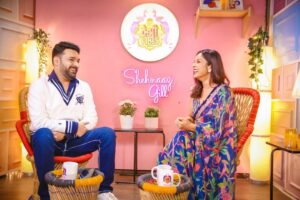 Shehnaaz Kaur Gill Instagram - Shot a very exciting episode with India’s favourite @kapilsharma! 
What a vibe and energy! Thank you for gracing my show… dil Se thank you! ♥️ #zwigatoon17thmarch 

Saree: @issadesignerstudio @dipublicrelations
Earrings: @vasundharajewelry @ascend.rohank
Rings: @ishhaara @ascend.rohank
Heels: @eridani.in
Stylist: @junni.khyriem 
Mua: @unaid_ansari
Hair: @iamhematolani
Mua assistant: @shamona_makeupandhair
Saree draper: @ta.nu1002
Location: @merakiistudioz