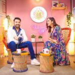 Shehnaaz Kaur Gill Instagram - Shot a very exciting episode with India’s favourite @kapilsharma! What a vibe and energy! Thank you for gracing my show… dil Se thank you! ♥️ #zwigatoon17thmarch Saree: @issadesignerstudio @dipublicrelations Earrings: @vasundharajewelry @ascend.rohank Rings: @ishhaara @ascend.rohank Heels: @eridani.in Stylist: @junni.khyriem Mua: @unaid_ansari Hair: @iamhematolani Mua assistant: @shamona_makeupandhair Saree draper: @ta.nu1002 Location: @merakiistudioz