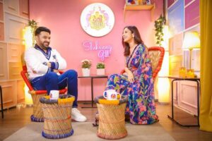 Shehnaaz Kaur Gill Instagram - Shot a very exciting episode with India’s favourite @kapilsharma! 
What a vibe and energy! Thank you for gracing my show… dil Se thank you! ♥️ #zwigatoon17thmarch 

Saree: @issadesignerstudio @dipublicrelations
Earrings: @vasundharajewelry @ascend.rohank
Rings: @ishhaara @ascend.rohank
Heels: @eridani.in
Stylist: @junni.khyriem 
Mua: @unaid_ansari
Hair: @iamhematolani
Mua assistant: @shamona_makeupandhair
Saree draper: @ta.nu1002
Location: @merakiistudioz