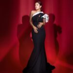 Shehnaaz Kaur Gill Instagram - With changing times, it is inevitable that a human adapts to the change… I adapted the change and my fans followed and showered me with immense support. Thank you @lokmat @rishidarda for the honor. Gown: @nourbyneharika Jewellery: @hybajewels Stylist: @junni.khyriem Makeup: @jyotiiadvani.artistry Hair: @cheemabaljit2 Photographer: @ipshita.db