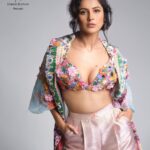 Shehnaaz Kaur Gill Instagram - Good afternoon …. 🌸 Photography @dabbooratnani Assisted By @manishadratnani Makeup @lilrocket Hair @cheemabaljit2 Outfit & Styling @iamkenferns Team Shehnaaz @kaushal_j Location @dabbooratnanistudio