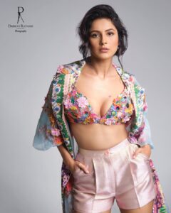 Shehnaaz Kaur Gill Instagram - Good afternoon …. 🌸

Photography @dabbooratnani 
Assisted By @manishadratnani 
Makeup @lilrocket
Hair @cheemabaljit2 
Outfit & Styling @iamkenferns 
Team Shehnaaz @kaushal_j 
Location @dabbooratnanistudio