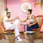 Shehnaaz Kaur Gill Instagram - With the forever young and energetic @suniel.shetty Anna! Thank you for gracing my humble show. Forever grateful🙏🙏❤️❤️ #HunterOnAmazonminiTV Crop top: @arabellaaofficial @vandafashionagency Denims: @aniclothing.in @dipublicrelations Earrings: @ishhaara @ascend.rohank Rings: @e3kjewelry @shopanatina @tuluaindia Stylist: @junni.khyriem Mua: @unaid_ansari Hair: @cheembabaljit2 Managed by: @kaushal_j Mua assistant: @shamona_makeupandhair Location @merakiistudioz
