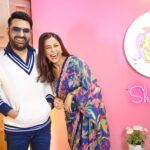 Shehnaaz Kaur Gill Instagram - Shot a very exciting episode with India’s favourite @kapilsharma! What a vibe and energy! Thank you for gracing my show… dil Se thank you! ♥️ #zwigatoon17thmarch Saree: @issadesignerstudio @dipublicrelations Earrings: @vasundharajewelry @ascend.rohank Rings: @ishhaara @ascend.rohank Heels: @eridani.in Stylist: @junni.khyriem Mua: @unaid_ansari Hair: @iamhematolani Mua assistant: @shamona_makeupandhair Saree draper: @ta.nu1002 Location: @merakiistudioz