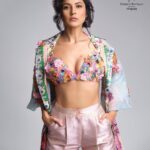 Shehnaaz Kaur Gill Instagram - Good afternoon …. 🌸 Photography @dabbooratnani Assisted By @manishadratnani Makeup @lilrocket Hair @cheemabaljit2 Outfit & Styling @iamkenferns Team Shehnaaz @kaushal_j Location @dabbooratnanistudio