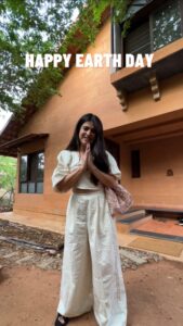 Shenaz Treasurywala Instagram - In the evenings they use candles and diyas because of course they don’t have lights. Imagine so beautiful, they sit in the dark and drink the wine 🍷 from their garden 🪴 ❤️
In a world full of consumerism and people chasing material pleasures, it was so nice to meet this conscious caring inspiring couple!

Imagine living without electricity or water taps, cooking gas or even furniture! 

Happy Earth Day! We hope you are as inspired by them as us.

#EverydayEarthfriendly  #AmalaEarthLiving #sustainableliving #earthday