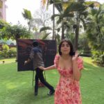 Shenaz Treasurywala Instagram - Vilas’s brush can create an upside down masterpiece in just 2.5 minutes but Shenaz’s brush can create one faster! #LivinHerStory with #ShenazTreasury & #HistoryTV18 Co-powered by @havells__india #StopMeriGroomingPeAssuming #HavellsPersonalGrooming Location @theleelapalacebengaluru Leela Palace Hotel Bangalore
