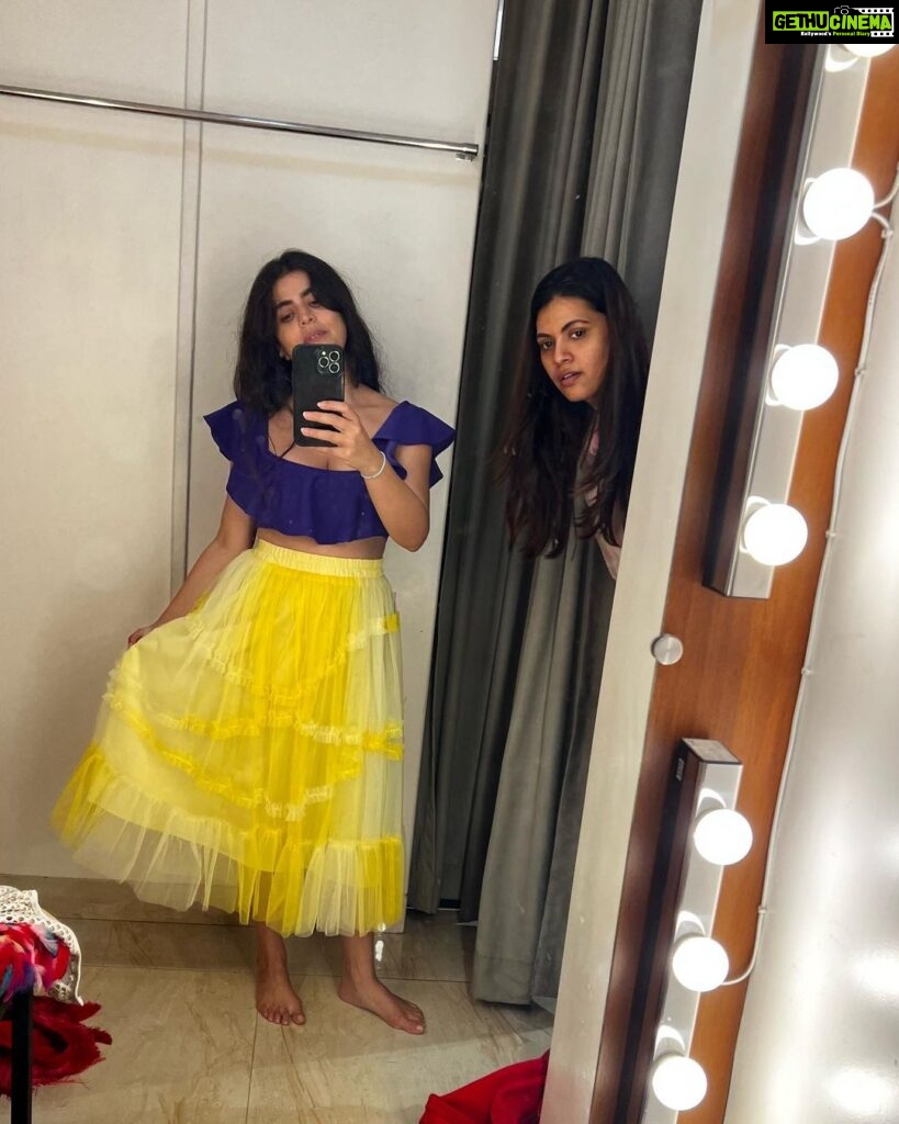 Shenaz Treasurywala Instagram - How are these outfits? Welcome to my dressing room diaries! Looking for the perfect outfit for my show poster and my book cover! Help me choose pleaseee ❤️ Thanks @nikitah_14 for styling me Mumbai, Maharashtra