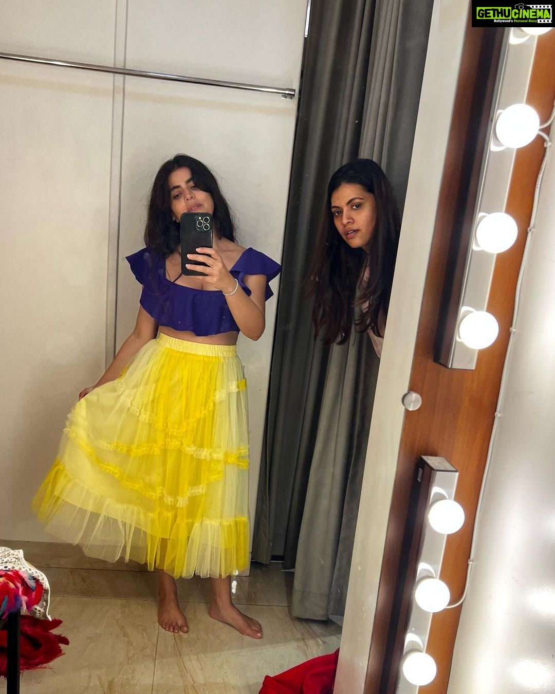 Shenaz Treasurywala Instagram - How are these outfits? Welcome to my dressing room diaries! Looking for the perfect outfit for my show poster and my book cover! Help me choose pleaseee ❤️ Thanks @nikitah_14 for styling me Mumbai, Maharashtra