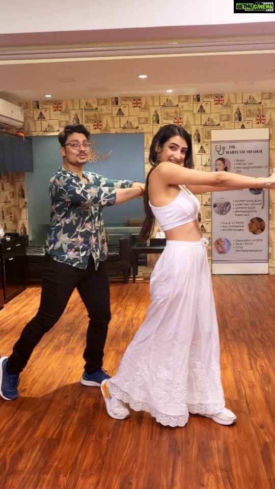 Sherlin Seth Instagram - Fun dance sesh with mumbai waale Guru, practicing the OG Bollywood style and getting there, hope you all enjoy this one ! . . . . . . . . . . . . . . . . . #dancereels #dance #bollywooddance #sherlinseth #white #traditional #traditionalwear #foryou #forthegram #forme #viralreels #viral #explorepage #explore #tamilactress #tamilsongs #teluguactress #telugu Mumbai - मुंबई