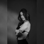 Sherlin Seth Instagram - Back to black 🖤 . . 📸 By the very talented @rupalisaagar x @pravintalan @rupalisaagarphotography Location credits @the_artofvisuals HMU . . . . . . . #sherlinseth #blackandwhite #blackandwhitephotography #explorepage #explore #forthegram #forme #foryou #bare #backless #tonedbody #athletics #beauty #mood #tamilactress #bollywood #backmuscles #kashmiri #teluguactress #mumbai Mumbai - मुंबई
