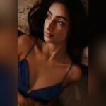 Sherlin Seth Instagram - The eyes Chico, they never lie 🎶 . 📸By the super talented @haranish.hrf 🤍 . . . . . . . . . . . #sherlinseth #browneyes #forthegram #forme #foryou #viralpost #explorepage #explore #tamilactress #teluguactress #bollywood #bollywoodmovies #blue #collarbone #beauty #beautyshot Mumbai - मुंबई