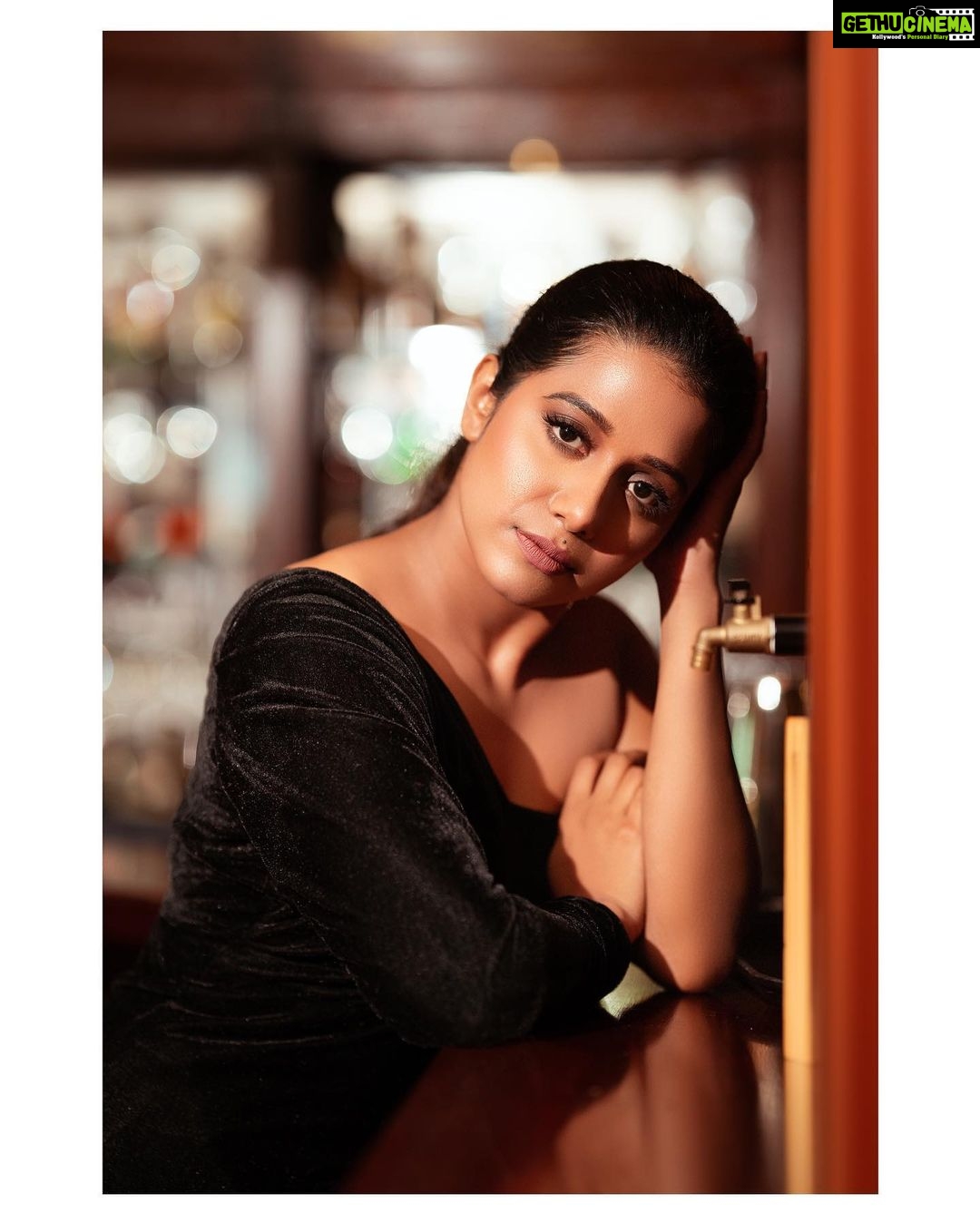 Shilpa Manjunath Instagram - ๐๐ Photography ๐ธ : @sense8photography Costumes designer๐ : @dharaniofficialpage Makeup ๐@teddy_palette Hairstylist @thamizh.hairstylist Shoot Organised by @makmediaandentertainment @mani_aka_mak @karthikrengaraj
