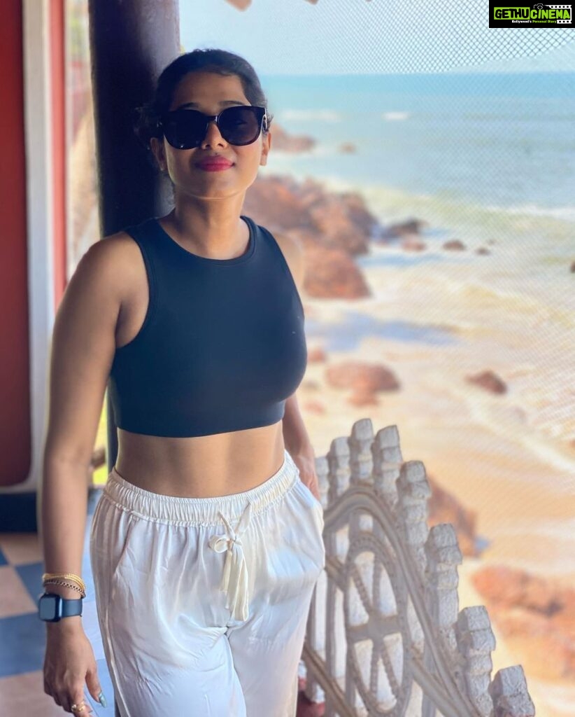 Shilpa Manjunath Instagram - Life's a beach, and I'm here to make waves... and awkwardly adjust my goggles in every picture. 😎🏖️ Keep swiping for my hilarious quest for the perfect pic! #beachbloopers #ChicAndFit