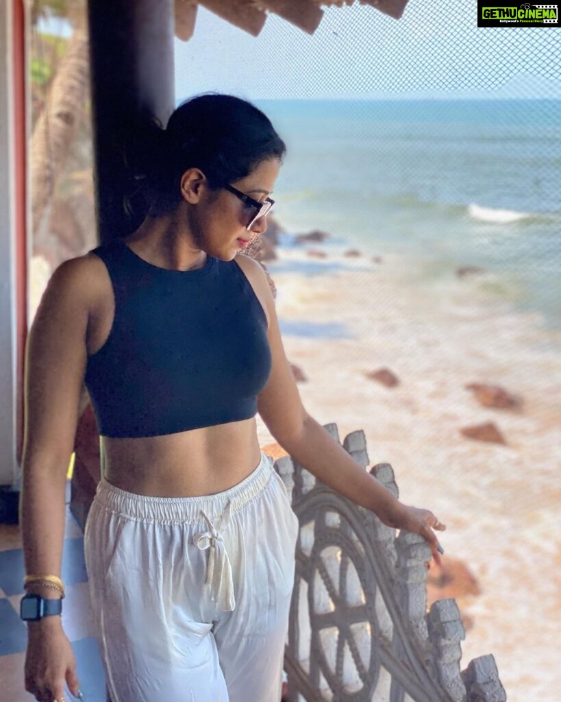 Shilpa Manjunath Instagram - Life's a beach, and I'm here to make waves... and awkwardly adjust my goggles in every picture. 😎🏖 Keep swiping for my hilarious quest for the perfect pic! #beachbloopers #ChicAndFit