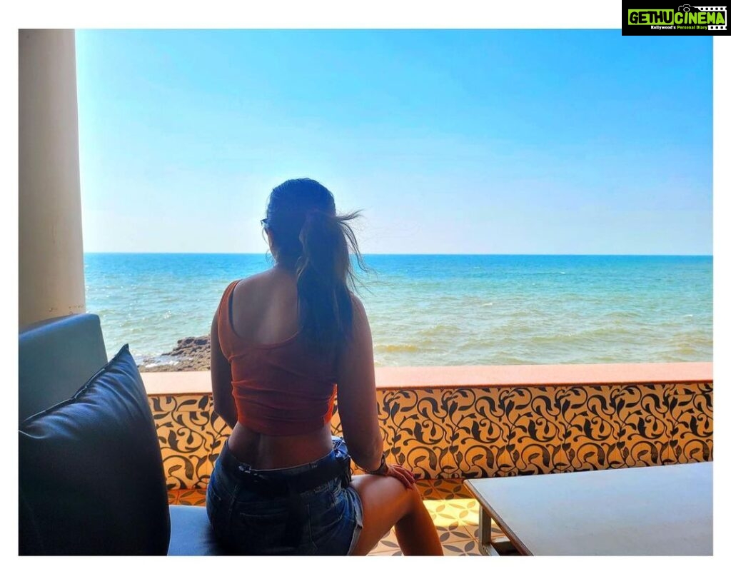 Shilpa Manjunath Instagram - Standing at the edge of the ocean & looking out at the seemingly endless expanse of water can put our worries into perspective. The vastness of the ocean reminds us of how small our problems are in the grand scheme of things, bringing a sense of calm and humility. . #sereneseas #DamnGoodOceanVibes . Happy Sunday you all😘