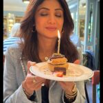 Shilpa Shetty Instagram - Surrounded by unconditional and abundant love, what more could I ask for on my Birthday ♥️🧿💫👨‍👩‍👧‍👦 Incredibly grateful for all the love and affection showered on me. A BIG thank you to all of you for all your wishes 🙏 #birthdaygirl #unconditionallove #family #gratitude #blessed #LondonDiaries