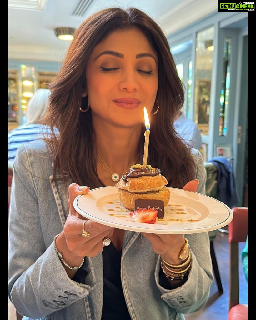 Shilpa Shetty Instagram - Surrounded by unconditional and abundant love, what more could I ask for on my Birthday ♥️🧿💫👨‍👩‍👧‍👦 Incredibly grateful for all the love and affection showered on me. A BIG thank you to all of you for all your wishes 🙏 #birthdaygirl #unconditionallove #family #gratitude #blessed #LondonDiaries
