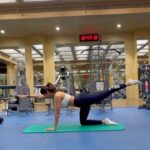 Shilpa Shetty Instagram - No excuses even while I’m on set, training continues. This routine is called ‘Bird-Dog’. It strengthens the core, glutes, shoulders, and arms. It works on improving balance. (To get the form right, ensure you’re in a quadruped position with your hands exactly under the arm pits, knees are under the hips, the core is tight, back is neutral, chin is tucked in, and your neck is aligned with the back.) Raise opposite arm and leg (right arm with left leg & vice versa) just parallel to the floor. Ensure you keep the core tight so as to not lose balance. Hold for a second, then change. Move your limbs up & down for 5 counts, and then switch. Make sure you do not tilt your pelvis to any one side. Pelvis should be neutral💪 How did you start your week? Tell me in the comments below 👇 @simplesoulfulapp @yashmeenchauhan #MondayMotivation #SwasthRahoMastRaho #SSApp #FitIndia #fitness #shootdiaries #SetLife #workmodeon #FitIndiaMovement