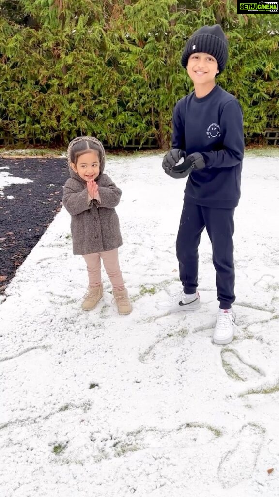 Shilpa Shetty Instagram - In the season of candy canes, wreaths, holly, and mistletoe🎄 I like to take things a little slow…☃️ To fill your hearts with that warm and fuzzy glow🌟♥️ All you need is tons of laughter, oodles of giggles…😍 And, your little one getting her very first handful of snow ❄️ #holidayseason #snow #londondiaries #holidays #kids #childlikewonder #explore #reelsviral #fyp