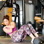 Shilpa Shetty Instagram – As we’re nearing the end of the year, it’s important to remind oneself to stay disciplined and determined. So, today’s Monday Motivation includes snippets from my “CoreTraining”.
It involves training the abdominal, pelvic, hip, and lower back muscles in a way that they work in harmony for better stability. The flow is:
1) V Stance Side-to-Side Knee Tucks✅
3 sets, 12-18 reps each side

2) Feet Hooked Russian Twists✅
3 sets, 12-18 reps each side

3) Prone Position Opposite Arm and Leg Raise✅
3 sets, 12-18 reps each side

4) A relaxing stretch✅

The first 2 exercises directly target the abdominal muscles (rectus abdominis and obliques); whereas the 3rd one targets the back and glutes. I always prefer performing both.

Pro-tips to always remember:
* Always keep the chin tucked in.
* Exhale on the way up through the mouth and contract the working muscles even harder consciously.
* Inhale via the nose on your way down.
* Perform slow and controlled execution of exercises.

Any training program should begin with a sufficient and efficient warm up wherein certain mobility drills should be performed.
I did it already, don’t forget to do yours 👊

@simplesoulfulapp 

#MondayMotivation #SwasthRahoMastRaho #SimpleSoulful #SSApp #FitIndiaMovement #FitIndia #HomeExercises #GetFit #healthiswealth #YearEnd #determination
