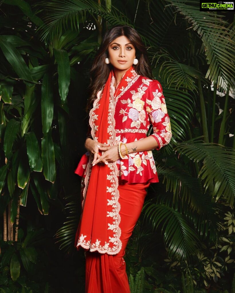 Shilpa Shetty Instagram - 𝔼𝕩𝕥𝕣𝕒𝕠𝕣𝕕𝕚नारी ♥️✨🥰 #NirbhayaSquad #LookOfTheDay #aboutlastnight #ootn #WomensDay #powerful #empowered #grateful