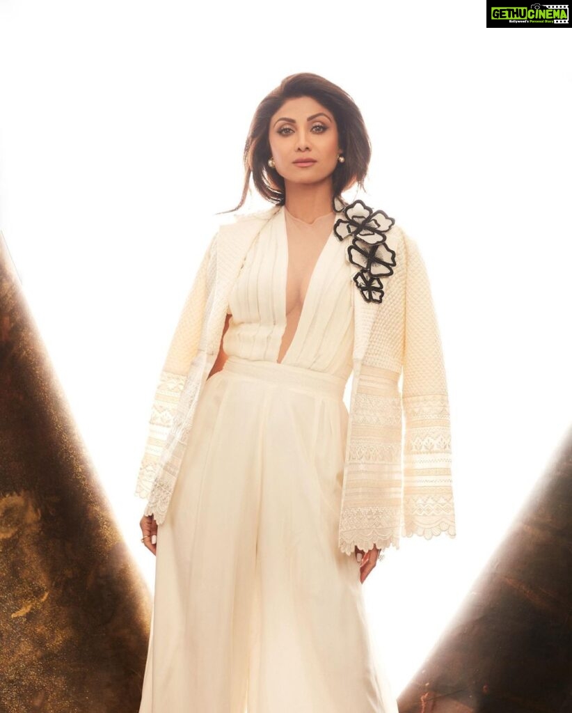 Shilpa Shetty Instagram - Lit ✨ #fortheloveofwhite #tooblessedtobestressed #gratitude