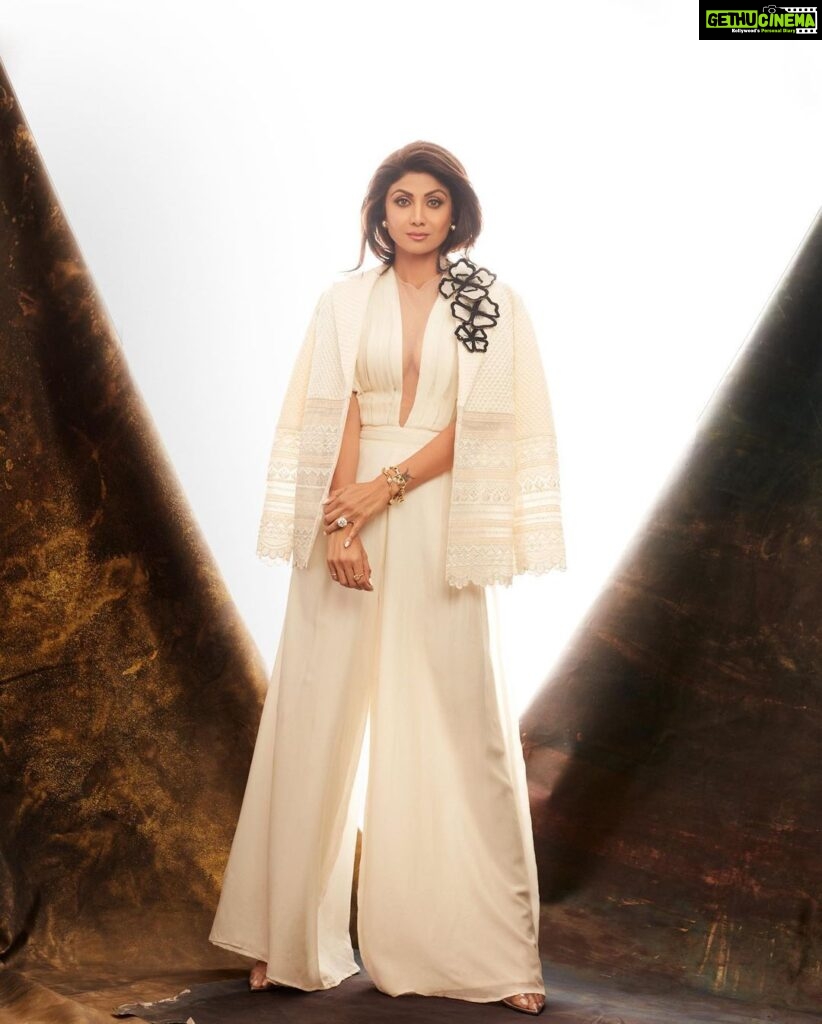 Shilpa Shetty Instagram - Lit ✨ #fortheloveofwhite #tooblessedtobestressed #gratitude