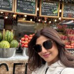 Shilpa Shetty Instagram - Sunday Fruit Binge🤪😋 Who said Healthy can’t be tasty🍉 🍎 🍌🫐🍒🍓🍇🍑🍊🍍 #SundayBinge #LondonDiaries #vacaymode #fruits #healthyfood #grateful #blessed