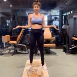 Shilpa Shetty Instagram - Ready to take the #MobilityChallenge with me?💪 Mobility is the ability of the body to move freely and easily. This fitness test helps determine how mobile your joints are. I took this #fitnesstest, so should you. If you do, remix it with me. Let’s work on a fitter and healthier version of ourselves this month. #MondayMotivation #SwasthRahoMastRaho #yogachallenge #yogisofinstagram #yogasehihoga #FitIndiaMovement #FitIndia #SimpleSoulful #fitness