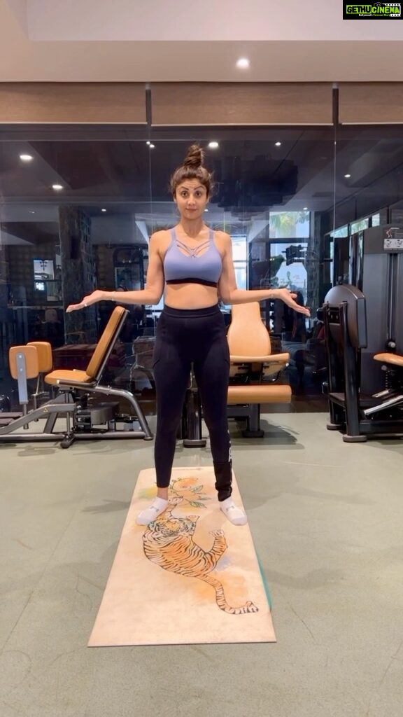 Shilpa Shetty Instagram - Ready to take the #MobilityChallenge with me?💪 Mobility is the ability of the body to move freely and easily. This fitness test helps determine how mobile your joints are. I took this #fitnesstest, so should you. If you do, remix it with me. Let’s work on a fitter and healthier version of ourselves this month. #MondayMotivation #SwasthRahoMastRaho #yogachallenge #yogisofinstagram #yogasehihoga #FitIndiaMovement #FitIndia #SimpleSoulful #fitness