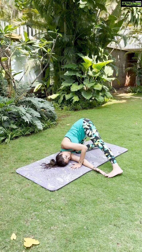 Shilpa Shetty Instagram - Some days are bustling with energy, while some days are rather laid-back and feel lazy. Regardless of whether you’re going to be running around all day, or you will be seated at your desk for the better part of the day, or you have a rather relaxed day at home… always remember to give yourself a full body stretch in the morning. I prefer the Urdhva Mukha Pasasana, as it helps relieve the tension in the upper-&-mid-back region. It also removes pains, aches, & tightness of the upper back, cervical, shoulders, & rotator cuff muscles. Additionally, stretching the legs to the side helps improve the flexibility of the hip joint, pelvic, & adductors muscles. You’re going to love the loosened up and light feeling one gets after this, trust me!♥️ Remix this reel with me, if you do practice this at home🧘🏻‍♀️🧘🧘🏻‍♂️ #MondayMotivation #SwasthRahoMastRaho #SimpleSoulful #FitIndiaMovement #FitIndia #HomeExercises #yoga #healthiswealth #yogasehihoga