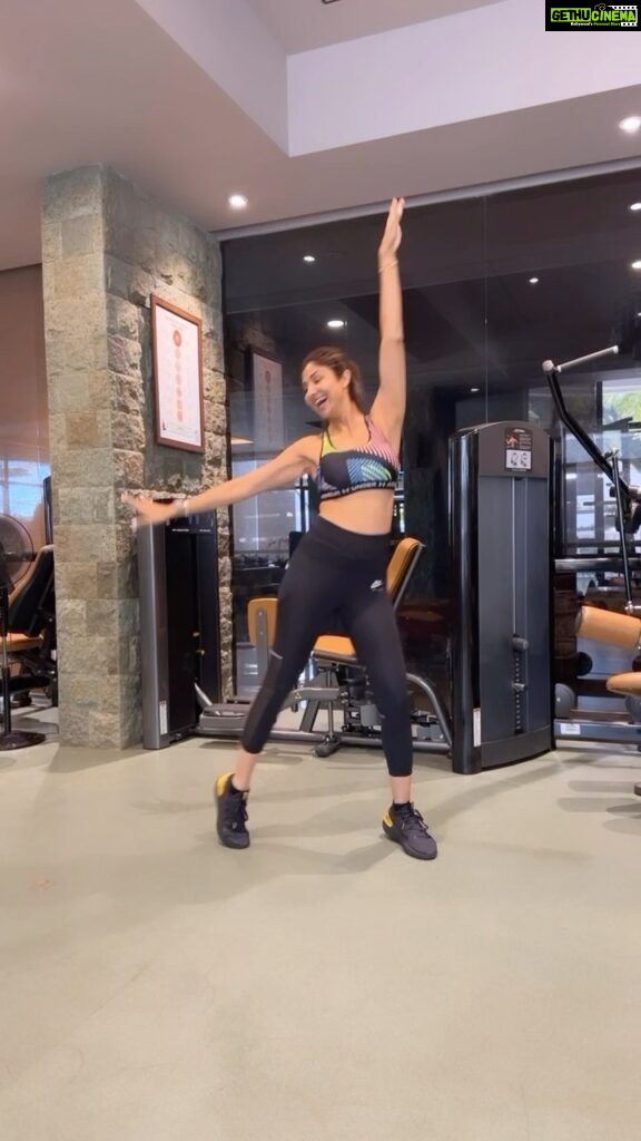 Shilpa Shetty Instagram - Some good music and lot of dancing - one of the best ways to start my week♥️ Aerobics Dance is a cardiovascular exercise, which is a lot of fun as well. It conditions your heart & lungs, and burns fat when performed for 20 minutes and more. This type of aerobic activity burns fat efficiently as you have to move your arms and legs in coordination, for which the brain has to work too 🤯😅 More muscles involved means more calories burnt 💥 Sharing a snippet, just 2 steps out of the entire routine, with all of you. Do you enjoy starting your day with a little music & dance too?😍 #MondayMotivation #SwasthRahoMastRaho #FitIndia #SimpleSoulful #FitIndiaMovement #aerobics #dance #fitness