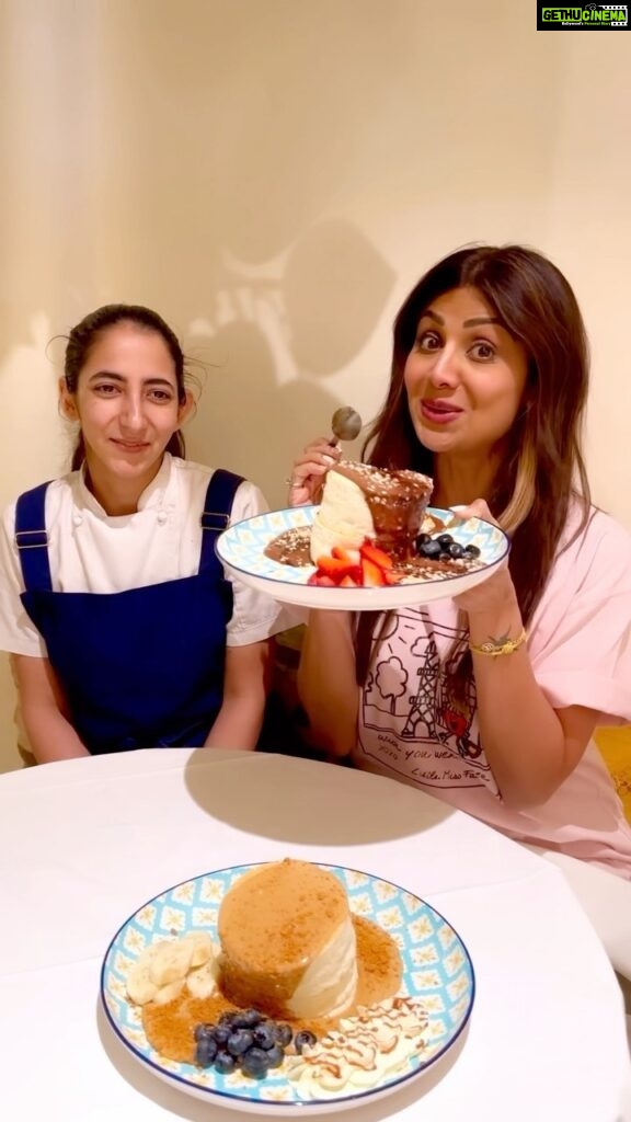 Shilpa Shetty Instagram - Something NEW on the ‘meNEW’ 🎉😁🥳 Introducing the brand new ‘Bastian Wobblies’🥁🎺 Loved the styling, presentation, and taste🤤 Food tastings have never been soo much fun, but when you’re at @bastianmumbai, you’re definitely going to relish the ‘experience’. Now that’s my kinda #SundayBinge 🤪😜😛🤤♥️ #restauranteur #wobblies #japanesepancakes #dessert #sweettooth #dessertheaven #BastianWorli