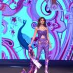 Shilpa Shetty Instagram – Cat walk, literally!😻
Walked the ramp for @limerickofficial by Abirr & Nanki, and what a fabbb vibe they created with their collection at the @lakmefashionwk ♥️✨ ♥️

@fdciofficial 

#LakméFashionWeek2023 #grateful #SongOfTheValley #CatWoman #blessed #showstopper