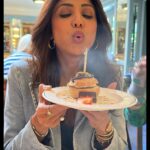 Shilpa Shetty Instagram - Surrounded by unconditional and abundant love, what more could I ask for on my Birthday ♥️🧿💫👨‍👩‍👧‍👦 Incredibly grateful for all the love and affection showered on me. A BIG thank you to all of you for all your wishes 🙏 #birthdaygirl #unconditionallove #family #gratitude #blessed #LondonDiaries