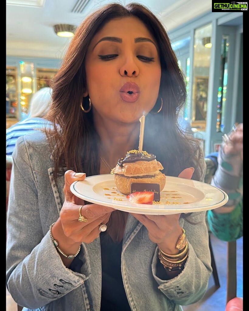 Shilpa Shetty Instagram - Surrounded by unconditional and abundant love, what more could I ask for on my Birthday ♥️🧿💫👨‍👩‍👧‍👦 Incredibly grateful for all the love and affection showered on me. A BIG thank you to all of you for all your wishes 🙏 #birthdaygirl #unconditionallove #family #gratitude #blessed #LondonDiaries