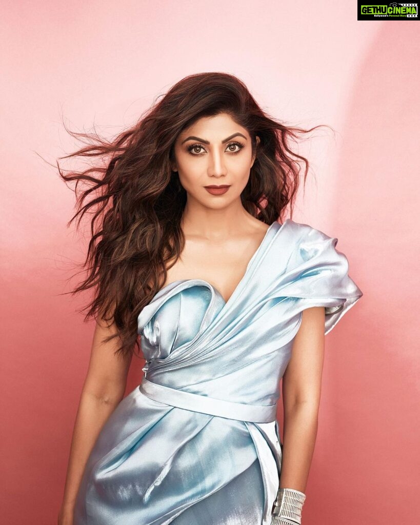 Shilpa Shetty Instagram - Hold your 𝓰𝓵𝓪𝔃𝓮 🤩✨ #aboutlastnight #ootn #gratitude #blessed #TimesFreshFace