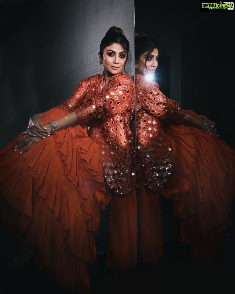 Shilpa Shetty Instagram - ℝ 𝔼 𝔽 𝕃 𝔼 ℂ 𝕋🪞♥️😌 #MondayMotivation #reflection #LookOfTheDay #ootd #grateful #blessed #workmode