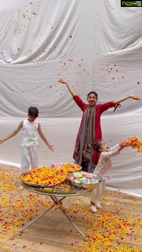 Shilpa Shetty Instagram - Rangon ka ye tyohaar ‘Holi’ aapke jeevan mein keval khushiyon aur kamyaabiyon ke rang laaye. Holi ki shubhkamnayein❤️💖🧡💛💚💙🤎🤍💜 #holi #celebration #family #gratitude #MyHoli #LetsPlayHoli #HappyHoli #MyHoli2023