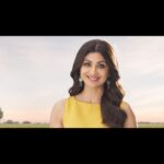 Shilpa Shetty Instagram – “You are what you eat” – I believe in and practice this motto very diligently. So does the amazing team of @kisankonnect.india. I’m thrilled to be a part of ‘Aapka Apna Farmer’s Market’, which makes safe-to-eat food accessible and connects farmers directly to consumers. What’s even more interesting is that KisanKonnect works on soil health & crop health, and has created an amazing tech-enabled supply chain to protect the nutrition in fruits and vegetables. Consumers can finally trace and trust their food source on the ‘Kisankonnect App’ or at our ‘Farm Stores’. A healthy and nourishing meal is the first step towards a fitter & healthier YOU!

#ad #SwasthRahoMastRaho #kisankonnect #loveyoursoil #regenerativefarming #farmtofork #kisankonnectshilpashetty #eatrightfromthefarm #eatright #freshfood #safefood #fitindia #healthyindia #healthylifestyle #cleaneating