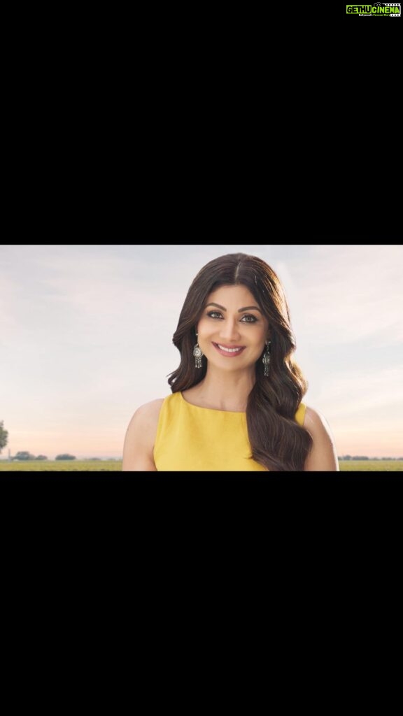 Shilpa Shetty Instagram - “You are what you eat” - I believe in and practice this motto very diligently. So does the amazing team of @kisankonnect.india. I’m thrilled to be a part of ‘Aapka Apna Farmer’s Market’, which makes safe-to-eat food accessible and connects farmers directly to consumers. What’s even more interesting is that KisanKonnect works on soil health & crop health, and has created an amazing tech-enabled supply chain to protect the nutrition in fruits and vegetables. Consumers can finally trace and trust their food source on the ‘Kisankonnect App’ or at our ‘Farm Stores’. A healthy and nourishing meal is the first step towards a fitter & healthier YOU! #ad #SwasthRahoMastRaho #kisankonnect #loveyoursoil #regenerativefarming #farmtofork #kisankonnectshilpashetty #eatrightfromthefarm #eatright #freshfood #safefood #fitindia #healthyindia #healthylifestyle #cleaneating
