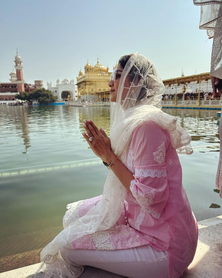 Shilpa Shetty Instagram - Waheguru ji da Khalsa Waheguru ji di Fateh 😇🙏 #faith #gratitude #amritsardiaries #goldentemple Golden Temple, Amritsar, India