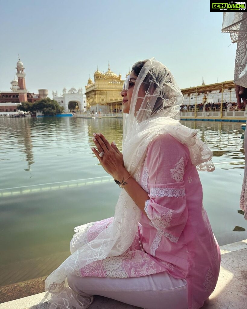 Shilpa Shetty Instagram - Waheguru ji da Khalsa Waheguru ji di Fateh 😇🙏 #faith #gratitude #amritsardiaries #goldentemple Golden Temple, Amritsar, India