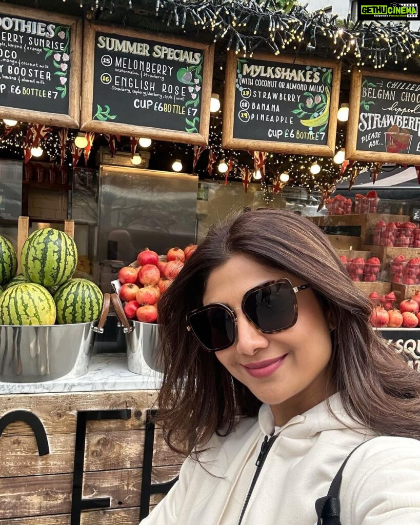Shilpa Shetty Instagram - Sunday Fruit Binge🤪😋 Who said Healthy can’t be tasty🍉 🍎 🍌🫐🍒🍓🍇🍑🍊🍍 #SundayBinge #LondonDiaries #vacaymode #fruits #healthyfood #grateful #blessed