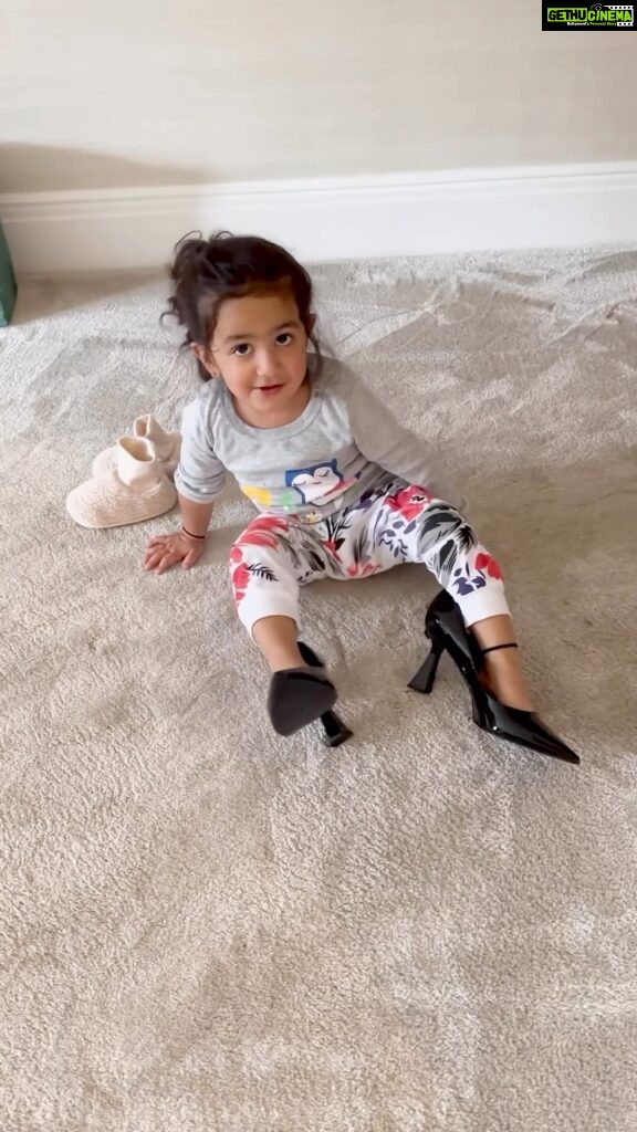 Shilpa Shetty Instagram - Gosh, how time flies! This mini-me wants to fit into Mumma’s shoes already... 3 going on 23! 😅👩‍👧👠♥️🧿🤣 Happy 3rd birthday, my Gudiya…♥️ we all love and adore you more than we could ever express ♥️🧿 May you always be blessed with the Bessstttt and Thank you for choosing me to be your mom ✨🧿♥️🤗 #daughter #love #family #birthdaygirl #gratitude