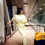 Shilpa Shetty Instagram - Airport ki rush rush mein Reel toh ban gayi💃🏻💃🏻 Jaa ke dekh loon, kahin flight toh nahi gayi😂😂 Have you done something like this?😜 Lemme know in the comments below♥️ #trendingreels #dancereels #justforfun #traveldiaries