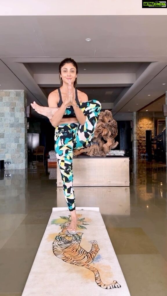 Shilpa Shetty Instagram - The #HipMobility trend is one that’s right up my alley 💪 knew I wanted to do this one as soon as I saw it!😍 This might look easy to do; though it isn’t, really! But, it surely helps to stretch the Iliotibial band muscle & the glutes, and is also beneficial for the Hip flexors. However, you need to avoid doing this exercise if you have back pain, suffer from slip disc or sciatica, or if you’re pregnant. For everyone else, let’s see you doing this challenge. Remix this reel and share a video of you taking up the challenge. Don’t forget to tag me. Happy Monday!💪♥️ #MondayMotivation #swasthrahomastraho #FitIndia #SimpleSoulful #FitIndiaMovement #ChallengeAccepted #fitnessreels #yogasehihoga