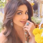 Shilpa Shetty Instagram - Shh shh shh shh shh shhhhhhh…🤫🌼♥️🌼🤭 #reelsinstagram #shootdiaries #retrovibes